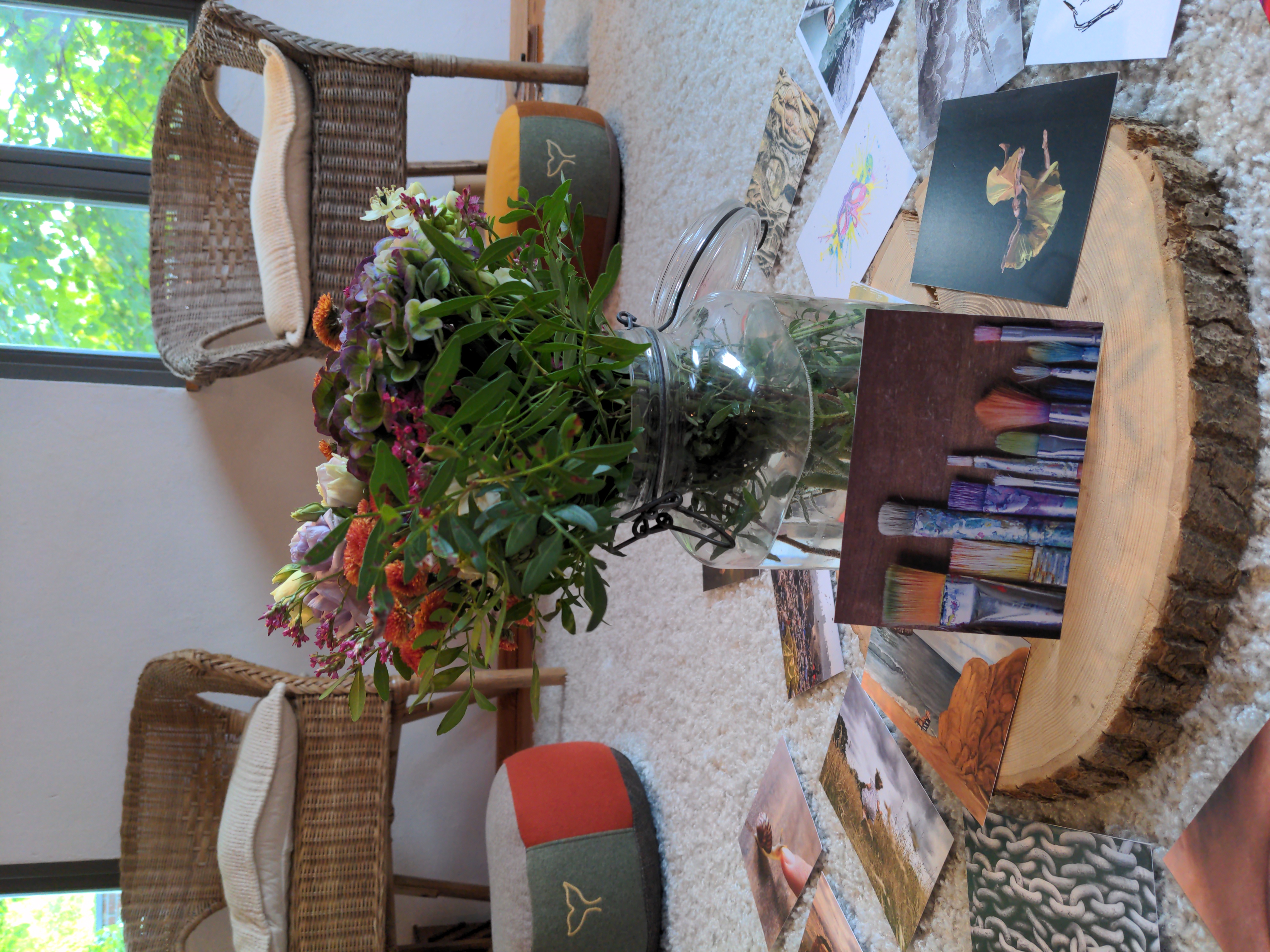 Seminar mit Blumenstrauß und Karten